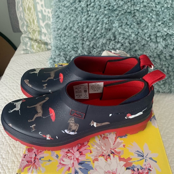 Women’s Rain Shoes - Picture 3 of 5